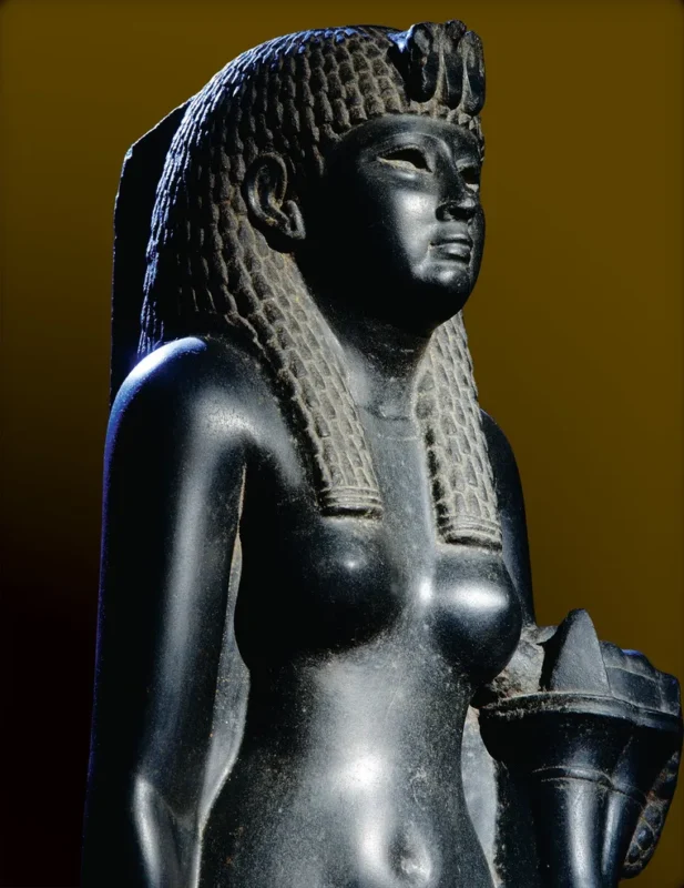Cette statue en basalte noir de Cléopâtre est l’une des rares sculptures représentant la dernière pharaonne de la dynastie lagide qui existe encore.